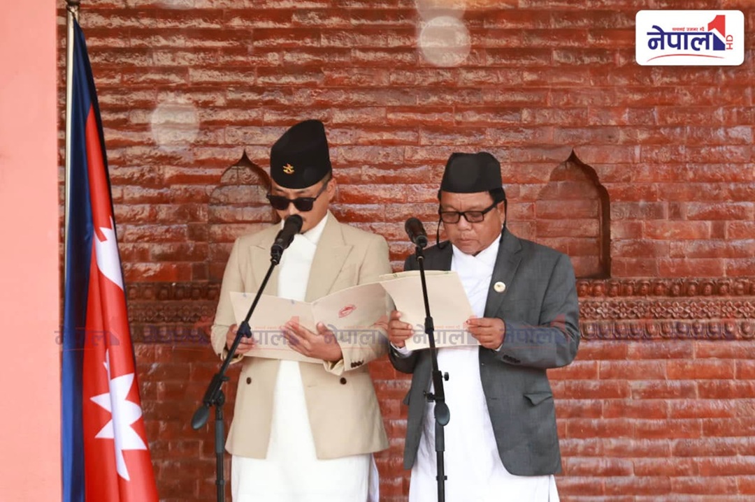 गृहमन्त्री गुरुङ र नवप्रवर्तनमन्त्री पुनले लिए शपथ(तस्बिरहरु)