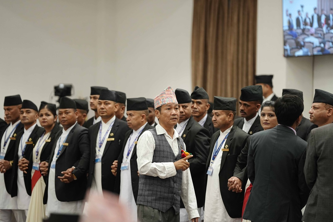 हर्क साम्पाङसहित सांसदद्वारा रोष्ट्रम घेराउ [तस्वीरहरू]