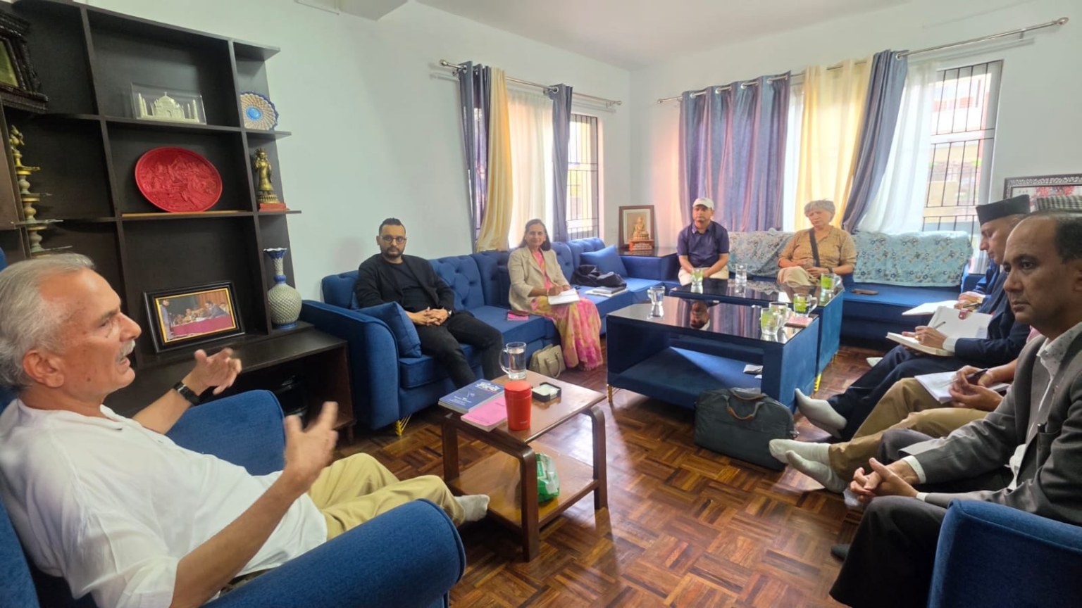 संविधान संशोधन बहसपत्र तयारी कार्यदलद्वारा पूर्वप्रधानमन्त्री डा भट्टराईसँग छलफल