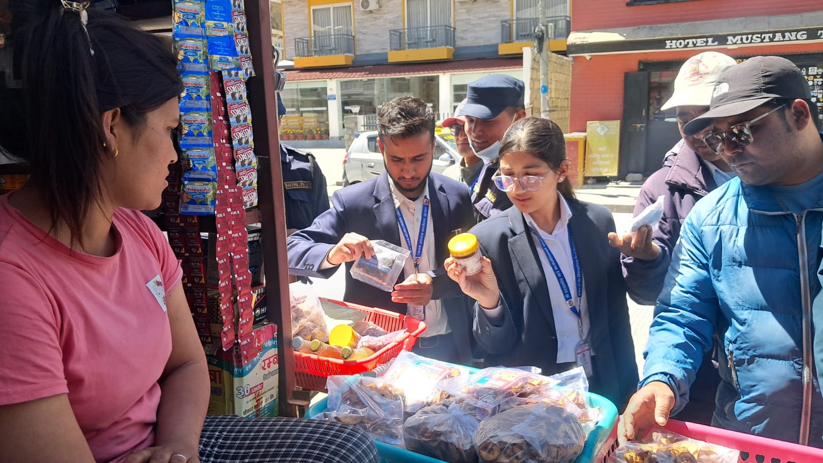 मुस्ताङका होटल र पसलमा अनुगमन