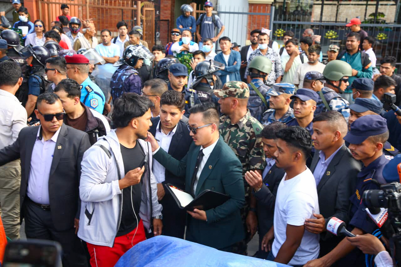 धर्नारत पीडितहरुलाई भेट्न माइतीघरमा पुगे गृहमन्त्री
