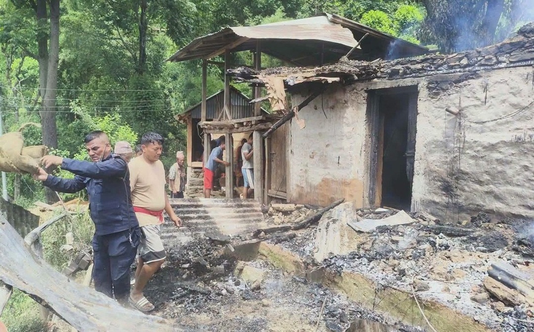 दोलखाको वैतेश्वरमा आगलागी, एक घर पूर्ण रूपमा जलेर नष्ट