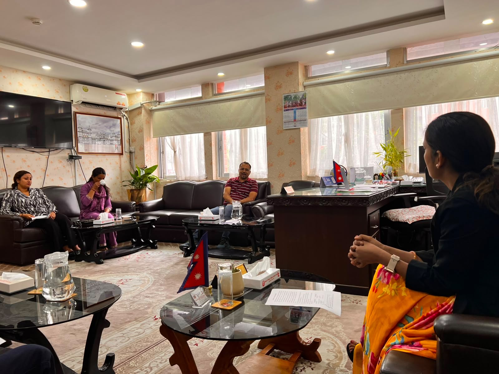 सिंहदरबारमा धर्नारत बिनु यादवलाई मन्त्री सिता बादीले दिइन् आवश्यक पहलको आश्वासन