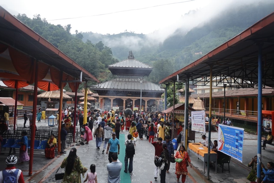 साउनको दोस्रो सोमबार डोलेश्वर महादेवमा श्रद्धालुको घुइँचो