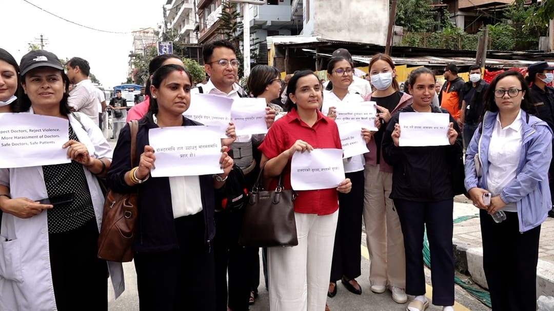 चिकित्सकमाथि आक्रमणको विरोधमा देशभर प्रदर्शन