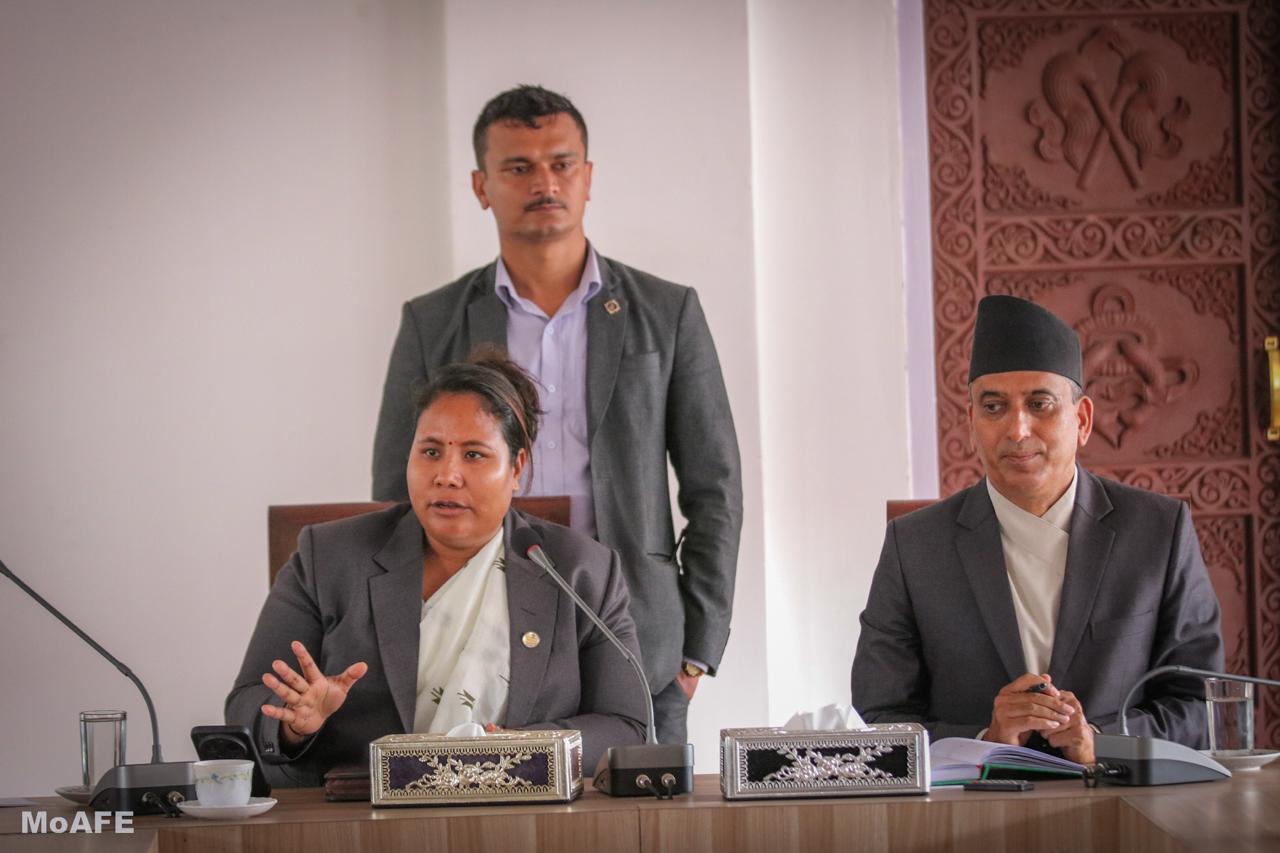 गोलभेँडा फ्याँकेर आन्दोलनरत किसानसँग कृषि मन्त्री चौधरीको छलफल