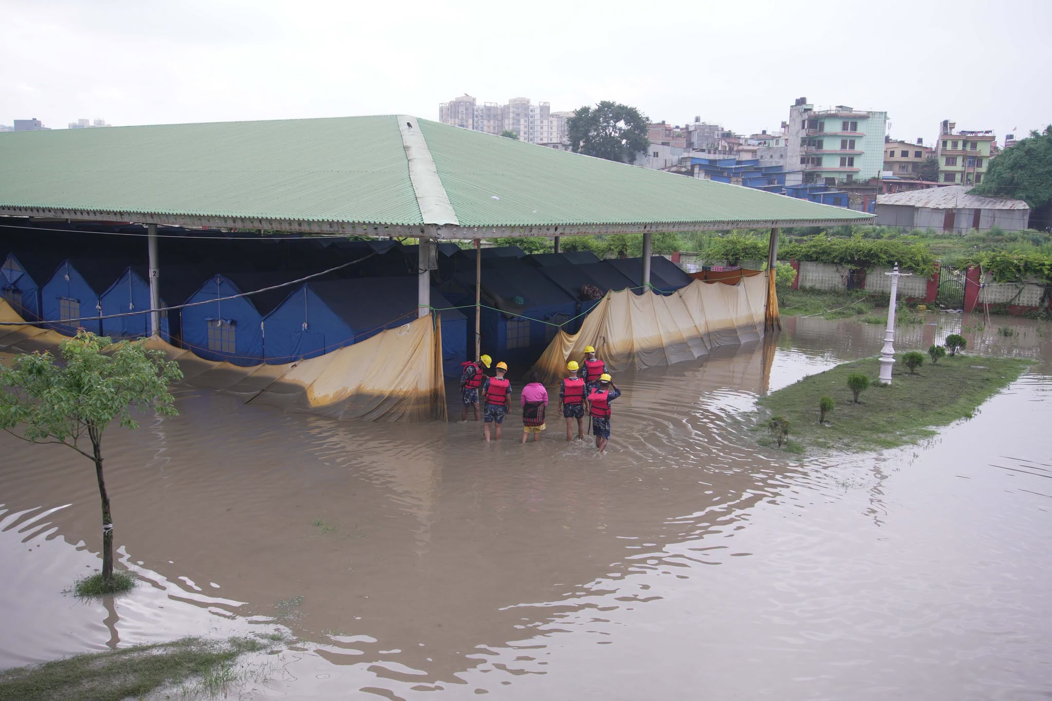 बालेन सरकारले विस्थापित गरेका सुकुम्बासी फेरि विस्थापित, होल्डिङ सेन्टर डुबानमा, रातारात उद्धार