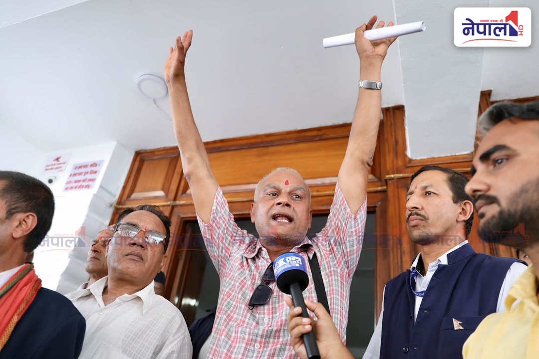 करार कर्मचारी हटाउने तयारीको विरोधमा अर्थ मन्त्रालयको गेटमा धर्ना [तस्वीरहरु]
