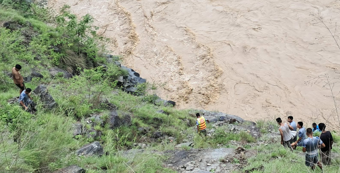 दैलेख दुर्घटना : कर्णालीमा बेपत्ता एक जनाको शव कैलाली भेटियो