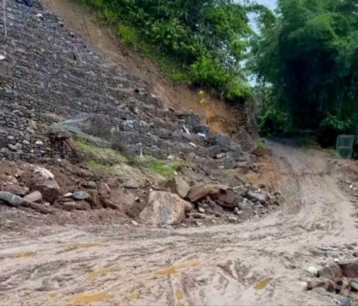 मेची राजमार्गको राजदुवाली खण्ड भासियो, यातायात अवरुद्ध