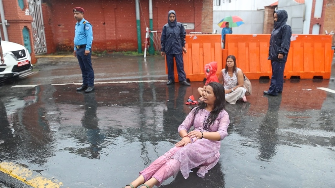 सिंहदरबारमा धर्ना बसेका निहारिका सिंह राजपूत र बिनु कठायत प्रहरी नियन्त्रणमा