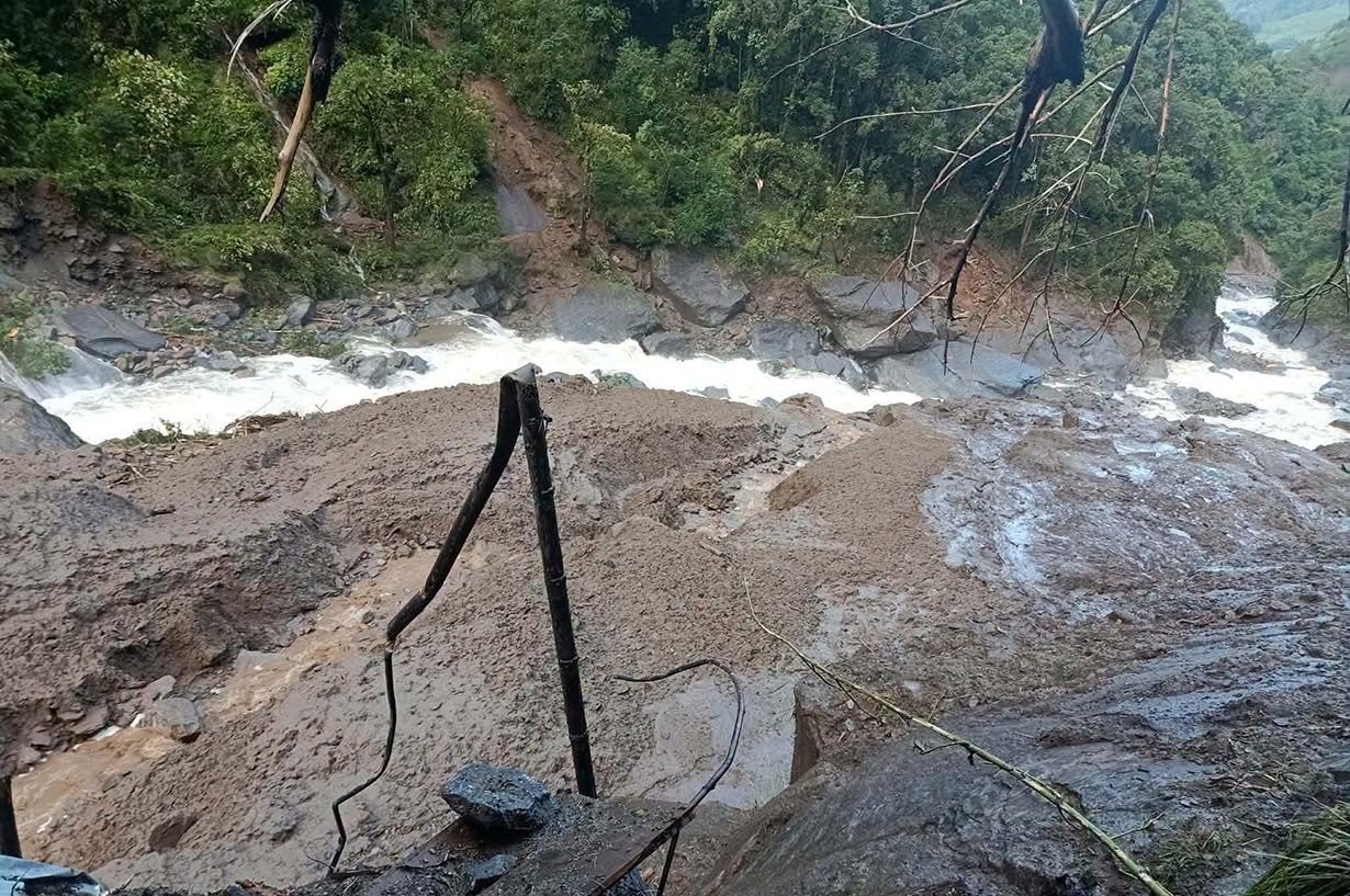 दोलखामा बाढीको कहरः एक वृद्ध बेपत्ता, चार जना अझै जोखिममा
