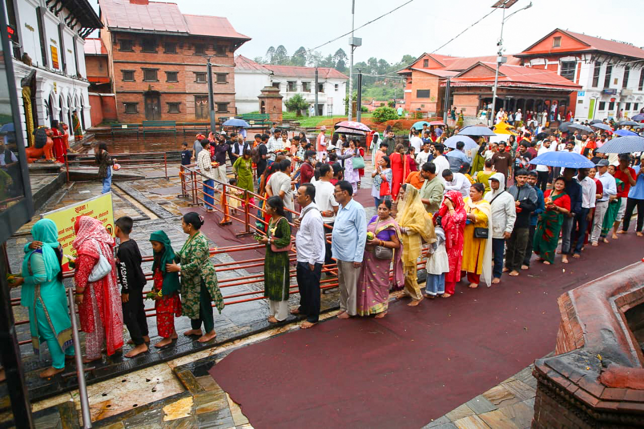 साउने संक्रान्तिका अवसरमा पशुपतिनाथमा दर्शनार्थीको घुइँचो