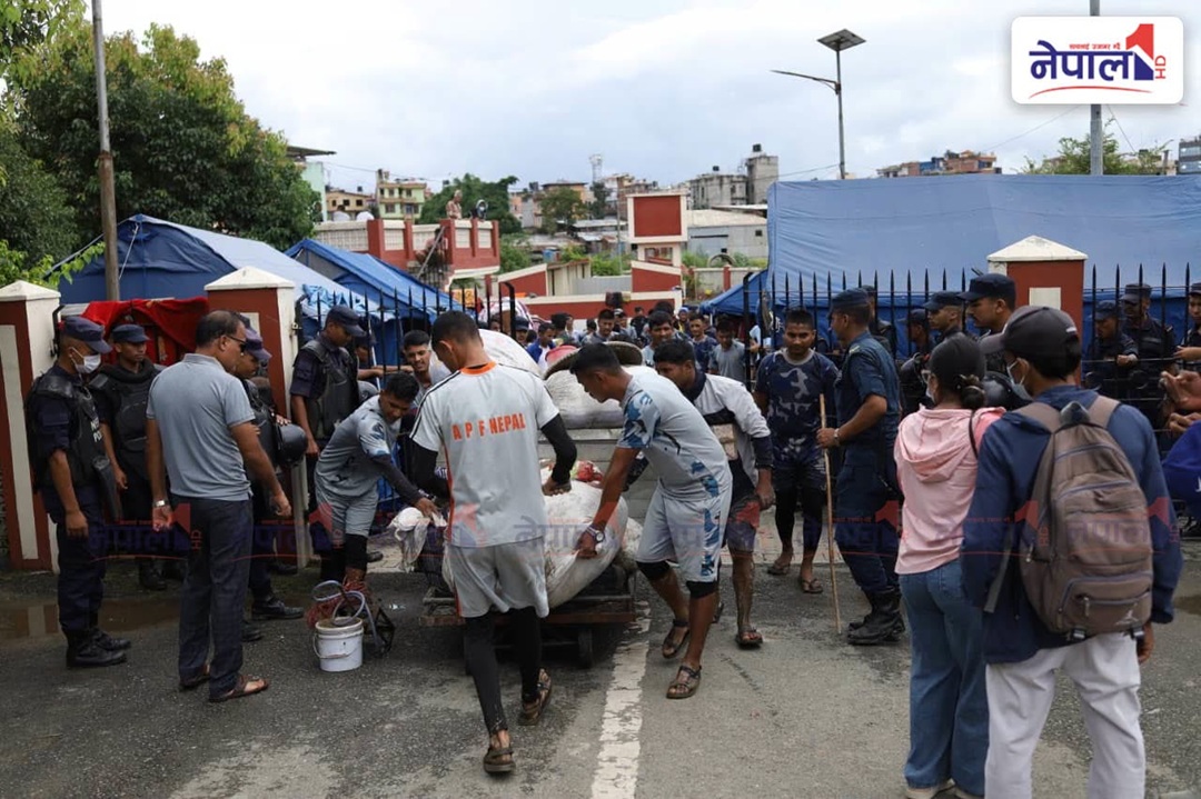 कीर्तिपुर होल्डिङ सेन्टर डुबानपछि प्रहरीको कडा सुरक्षा, विस्थापितलाई स्मृति भवनमा सारियो[तस्वीरहरु]