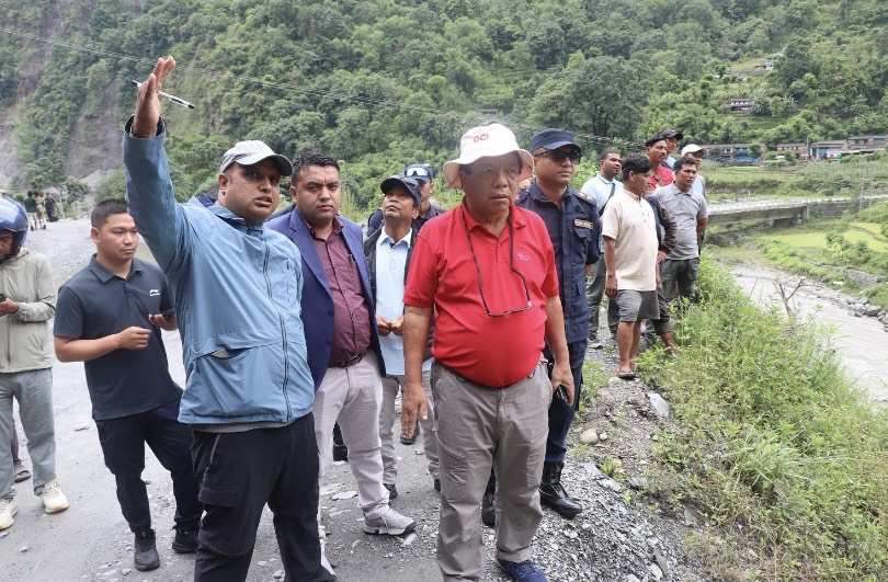 फापरखेत पहिरो नियन्त्रणका लागि सक्दो पहल गर्ने मन्त्री महावीर पुनको प्रतिबद्धता