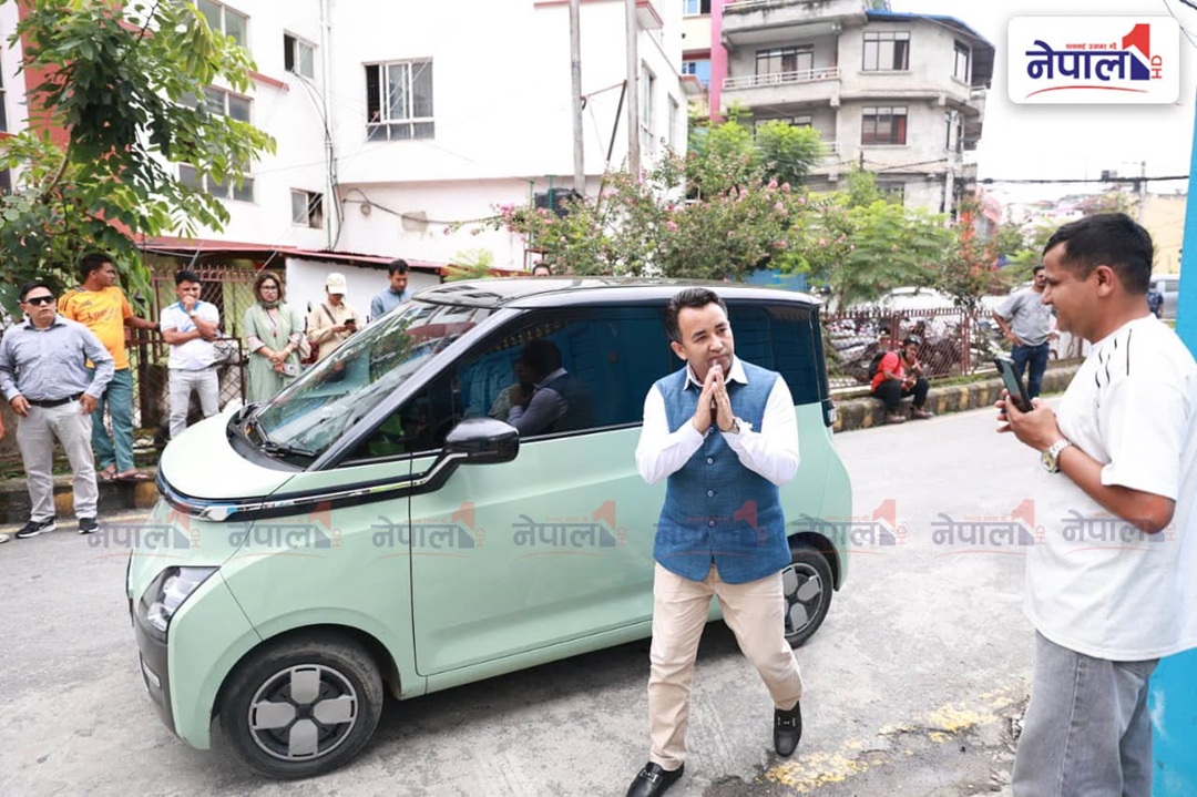 मन्त्री,सांसद र रास्वपा नेताहरूको गाडीमै कालो सिसा