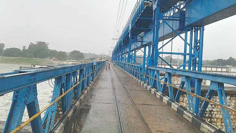 महाकालीमा पानीको बहाव बढेपछि शारदा ब्यारेजमा चारपाङ्ग्रे सवारी रोक