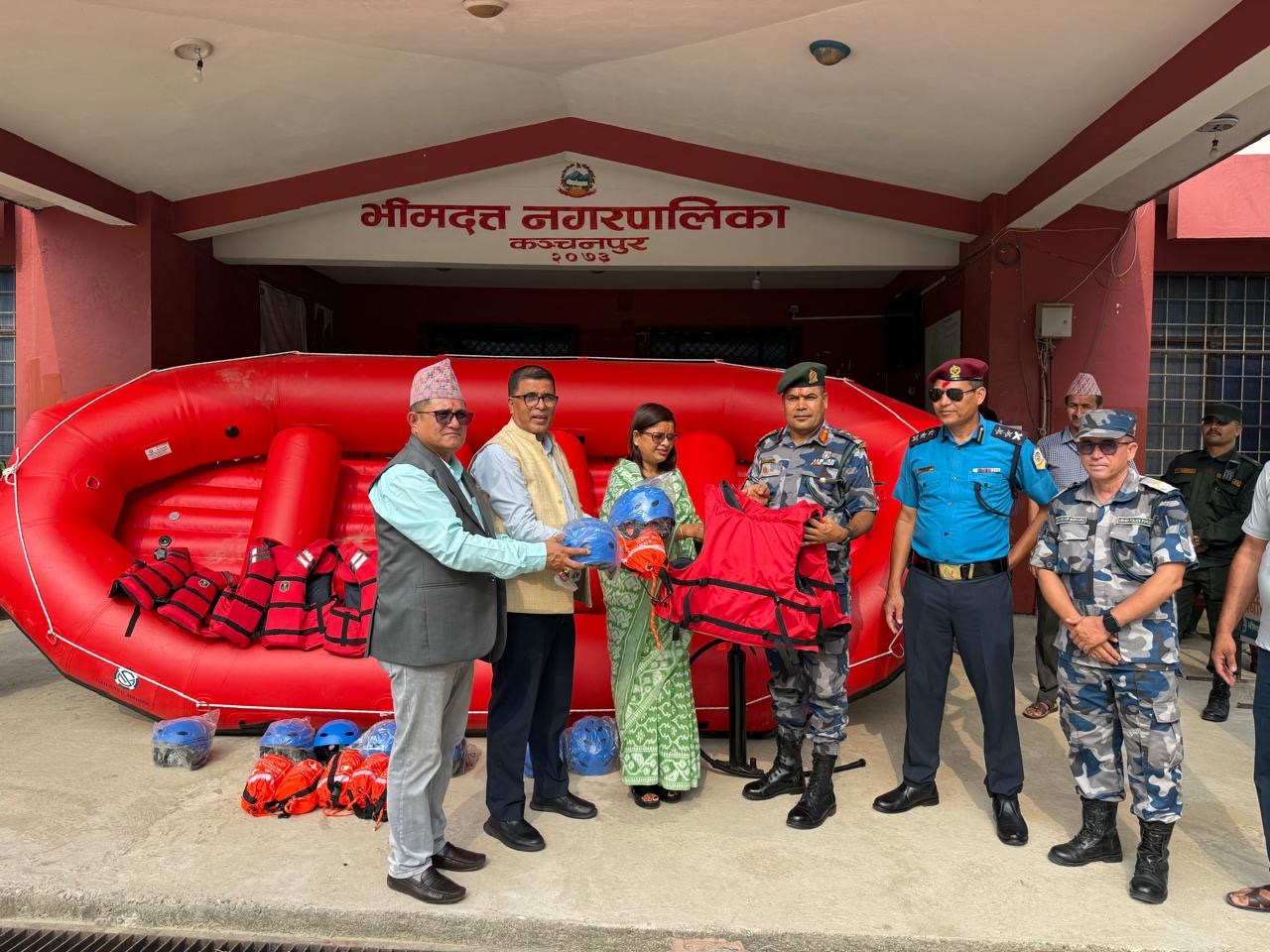 चार पालिकाद्वारा सशस्त्र प्रहरी बललाई विपद् सामग्री हस्तान्तरण