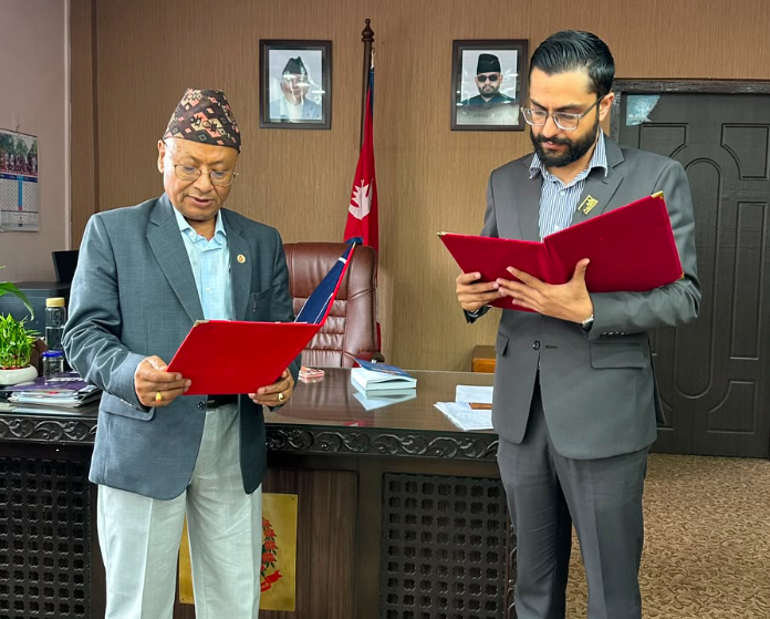 शिक्षामन्त्रीद्वारा सहिद दशरथचन्द स्वास्थ्य विज्ञान विश्वविद्यालयका नवनियुक्त उपकुलपति र रजिष्ट्रारलाई शपथ