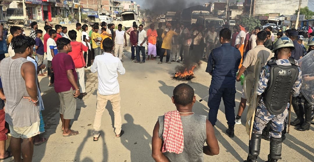 सिरहामा प्रदर्शन उग्र बन्दै, गोलबजारको एबी मलमा आगजनी