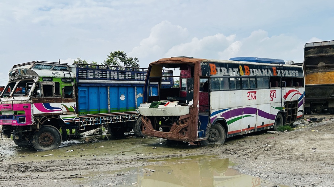 बुटवलको अटोभिलेज : जहाँ मर्मत हुन नसकेका गाडी वर्षौंदेखि थन्किएका छन्