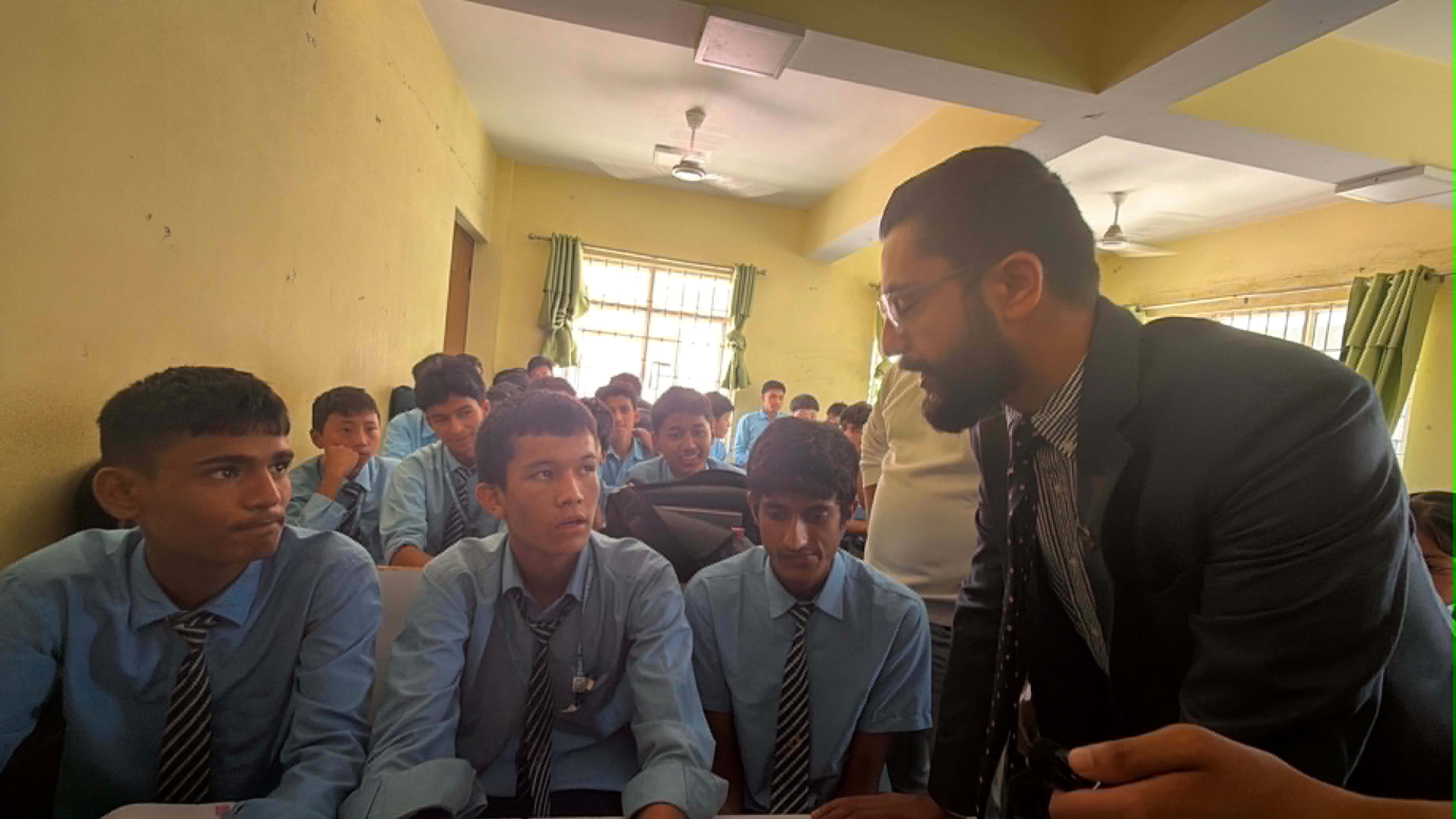 सामुदायिक विद्यालयको अवस्था बुझ्न  शिक्षामन्त्री सस्मित पोखरेल आफै मैदानमा 