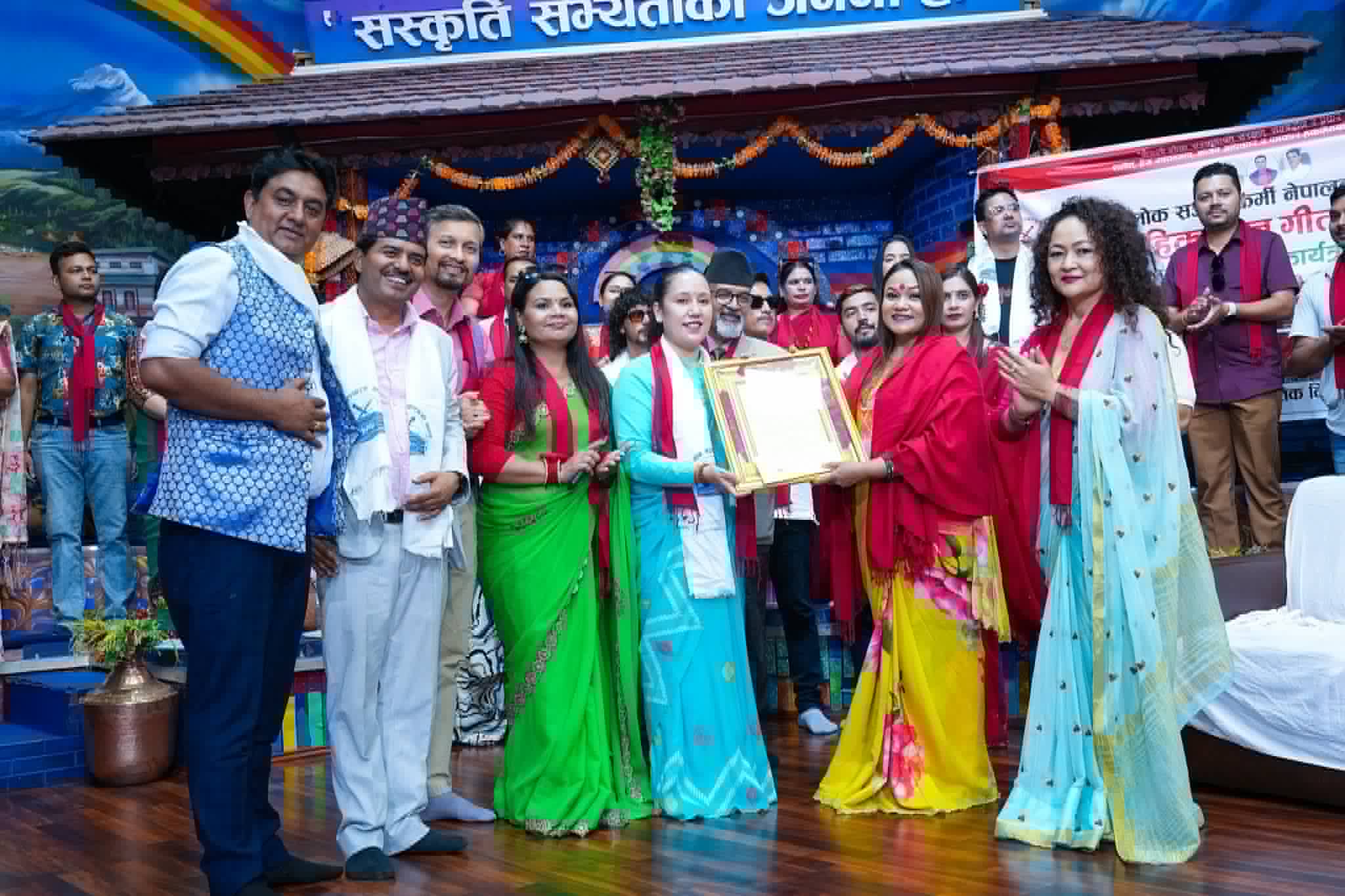 राष्ट्रिय लोक सञ्चारकर्मी नेपालद्धारा गायिका टिका पुन सम्मानित, १४ वटा मौलिक तीज लोकार्पण