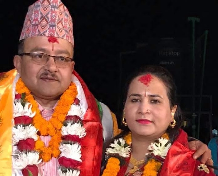 भोटेकोशी पीडितको राहतका लागि विदेशबाटै अधिकारी दम्पत्तिले गरे सहयोग, भने जसरी सक्छौँ मानवताको सेवामा जुटौँ