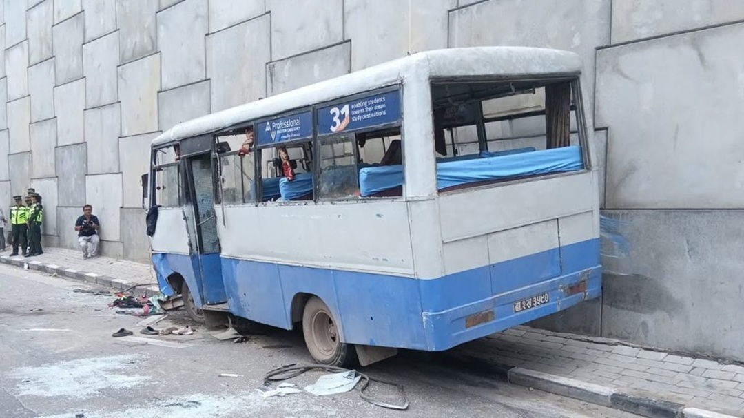 ग्वार्कोमा फ्लाईओभरमा बस ठोक्किँदा एक महिलाको मृत्यु, ६ जना घाइते