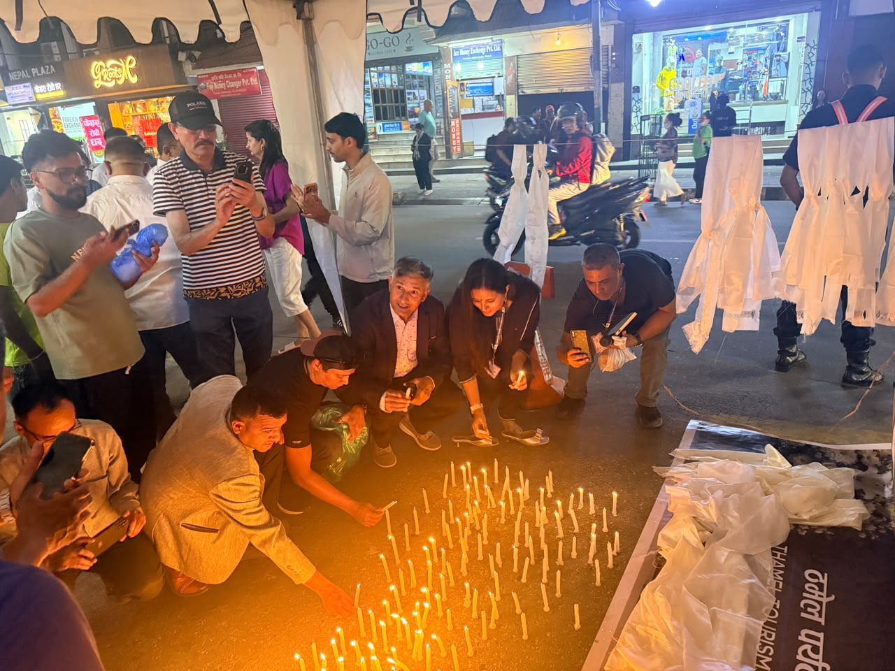 ‘ब्रोड पिक’ मा ज्यान गुमाएका आरोहीको सम्झनामा दीप प्रज्वलन