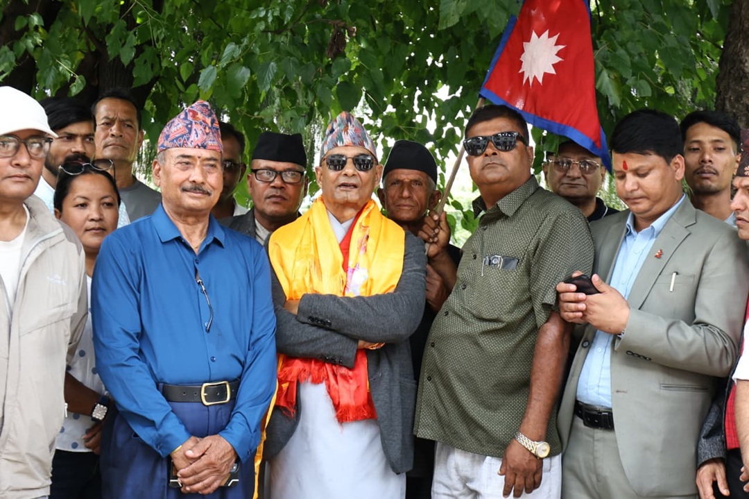 ‘जय नेपाल पार्टी’ दर्ताका लागि निर्वाचन आयोग पुगे धवलशमशेर [तस्वीरहरू]