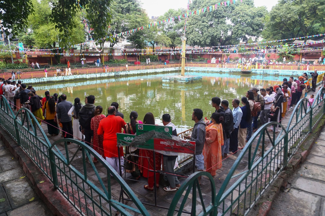 नागपोखरी र नागदहमा पूजाआजा गर्नेको भीड [तस्वीरहरू]