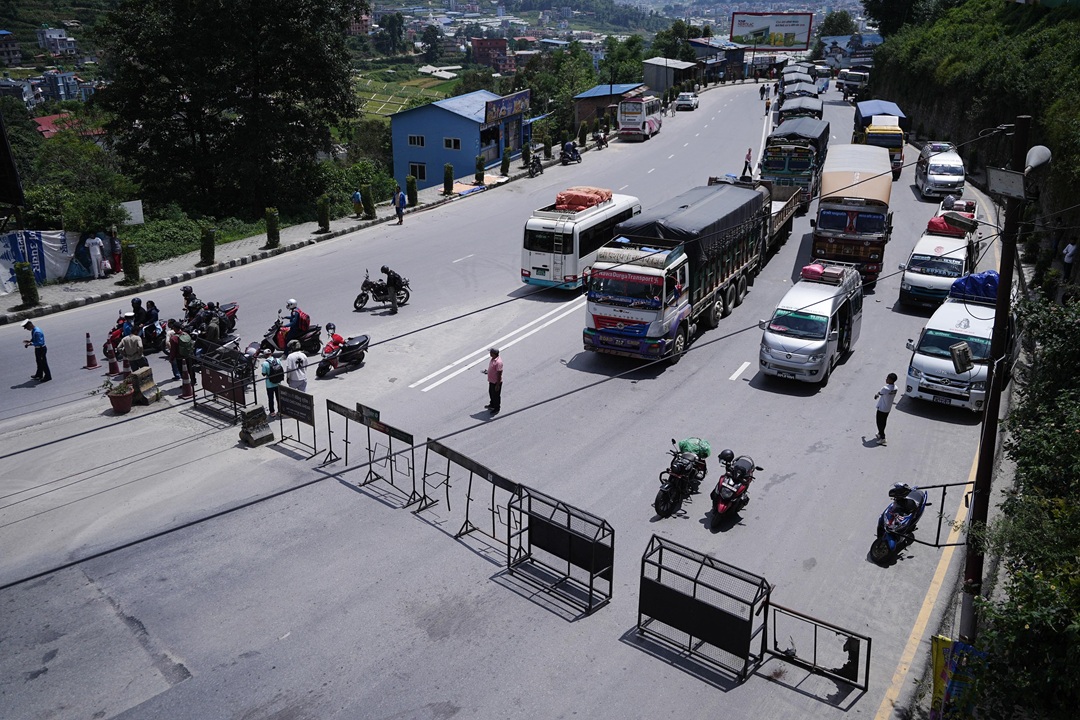 बाढीको त्रास : धादिङ, रसुवा र चितवन जाने गाडी काठमाडौंमै रोकिए [तस्वीरहरू]