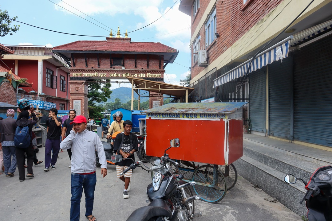 बाढी आउने सूचना पाएपछि चितवनस्थित नारायणी किनारका ठेला, पसल सारिँदै