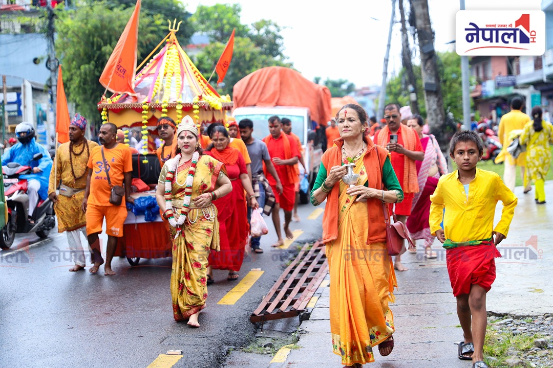 तस्बिरमा हेर्नुहोस् पोखराको बोलबम : ८ किलोमिटर पैदल यात्रा, खालीखुट्टा मन्दिर पुगे भक्तजन