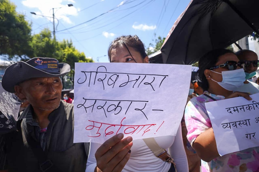 ‘डोजर आतंक’ले विस्थापितलाई पुनःस्थापना गर्न सुकुम्बासीको खबरदारी [तस्वीरहरू]