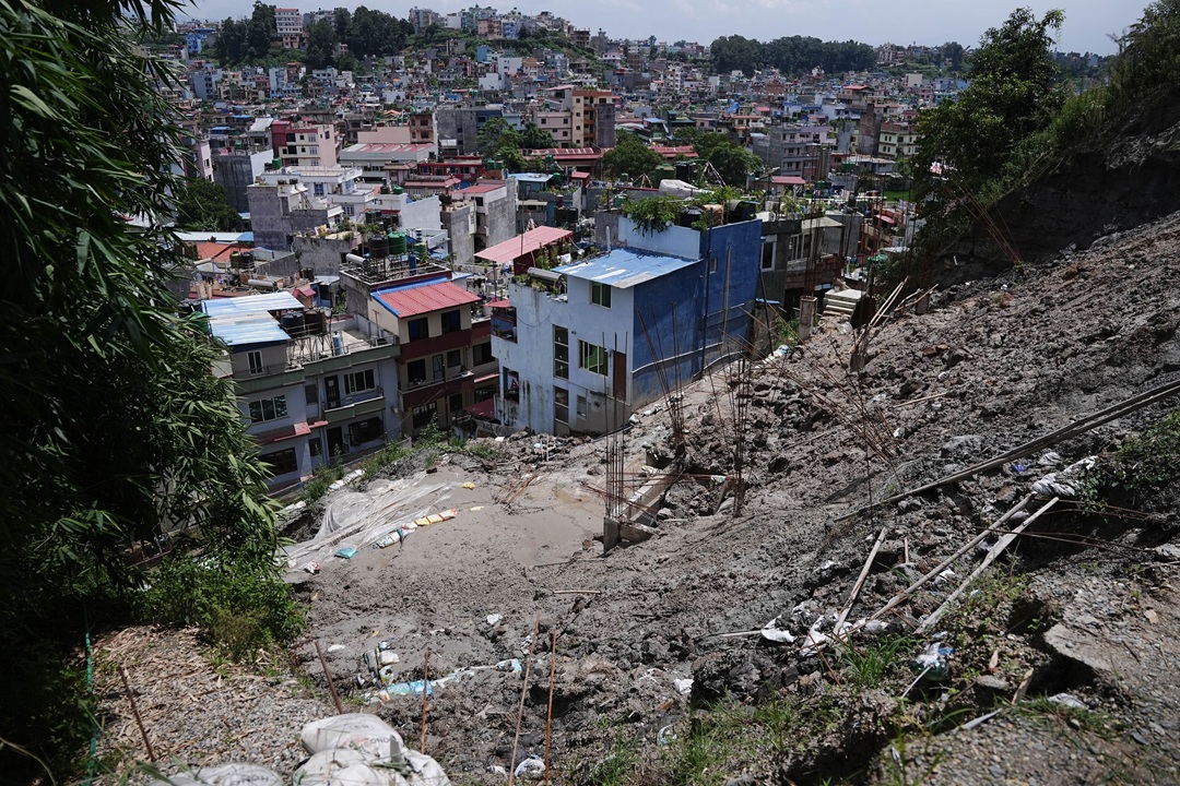 जमिन कटानपछि तारकेश्वरमा पहिरो, ५० घर प्रभावित [तस्वीरहरू]