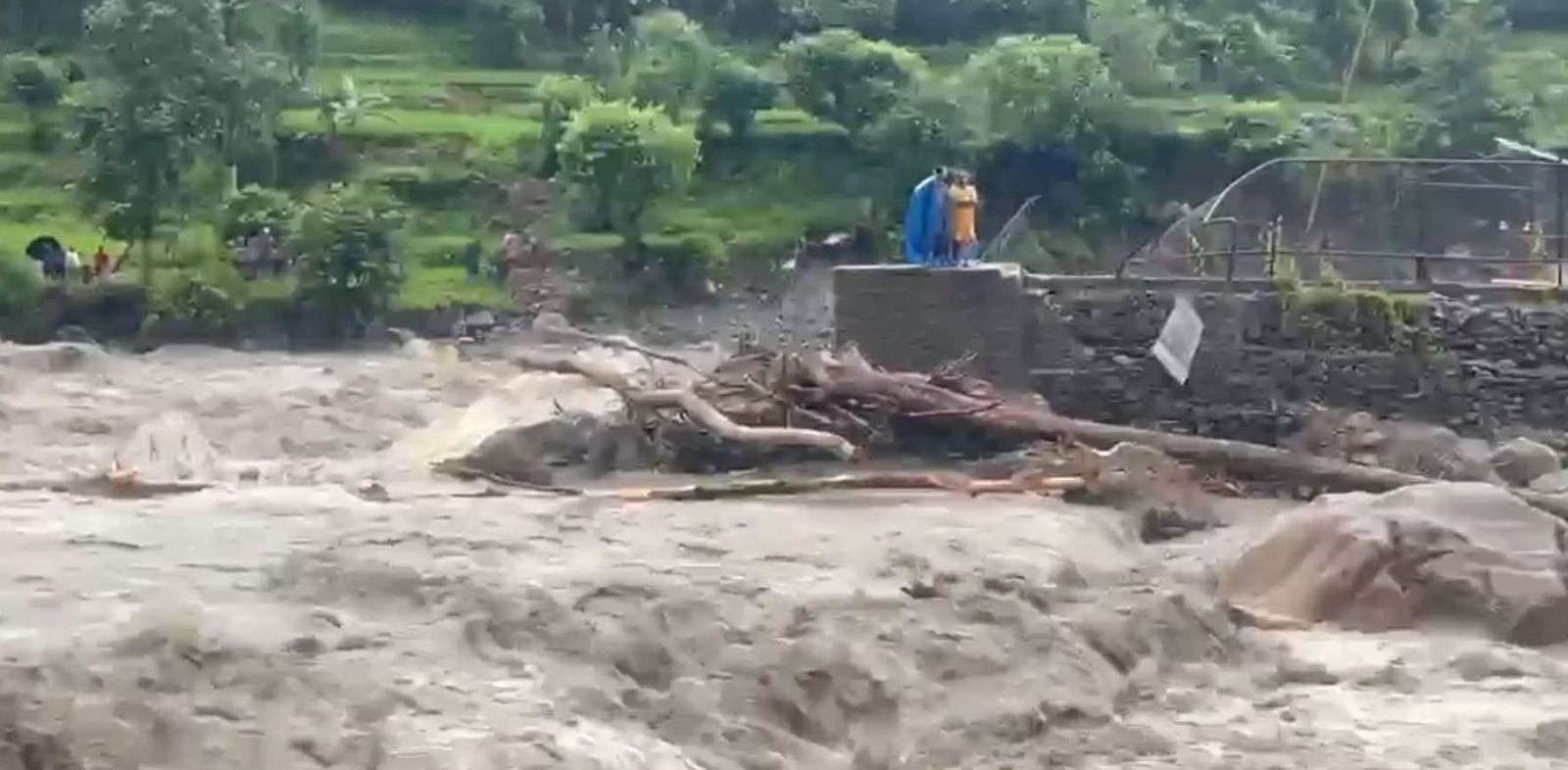 मोदी खोलामा बाढी, अन्नपूर्ण मन्दिरमा पुजारीसहित तीन जना जोखिममा