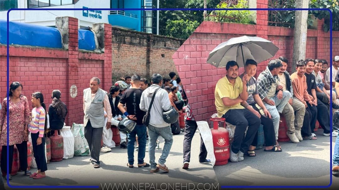 ग्यासको हाहाकार : सिलिन्डर बोकेर बिहानैदेखि लाइनमा जनता