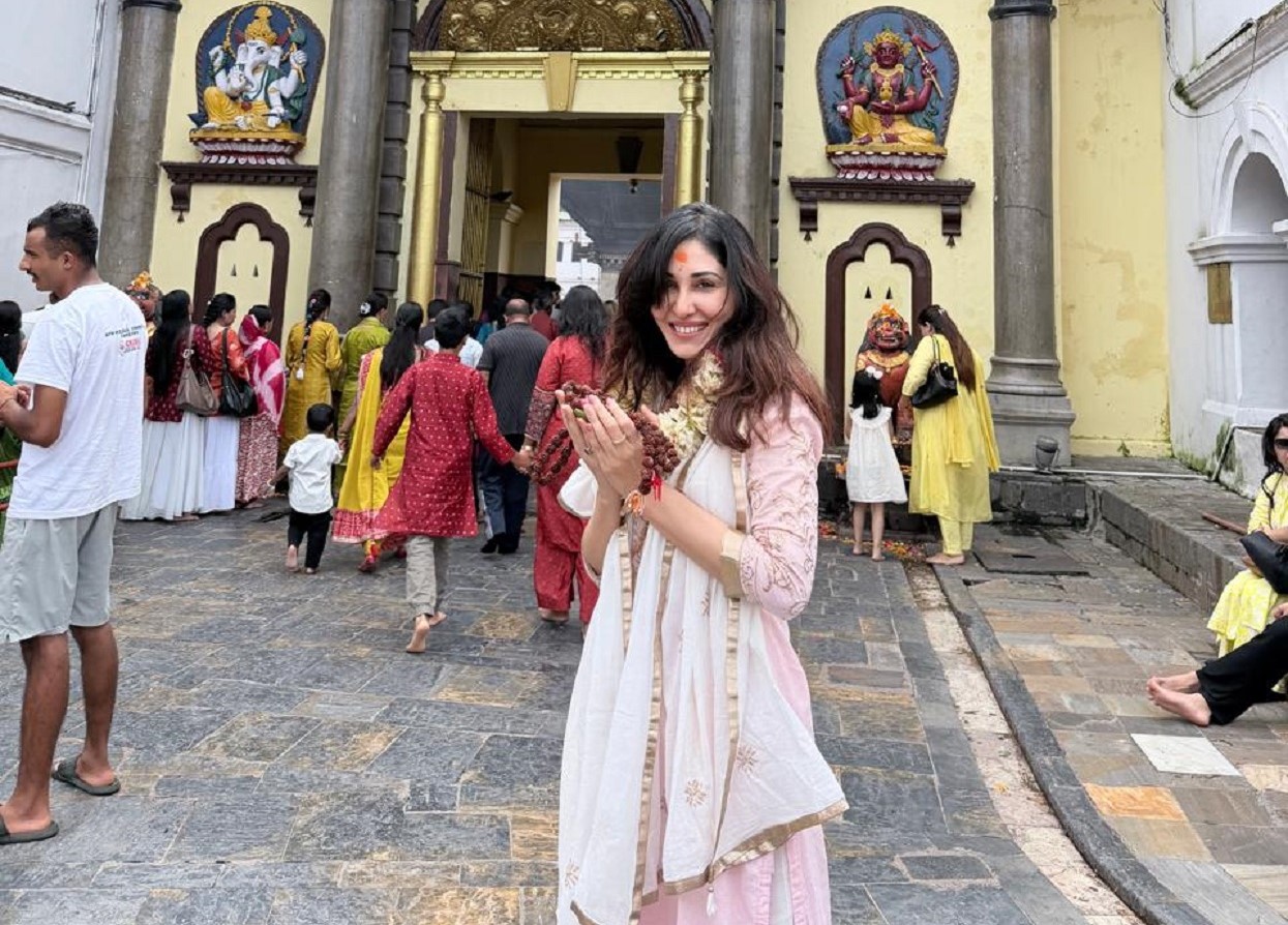 बलिउड अभिनेत्री पूजा चोपडाद्वारा पशुपतिनाथको दर्शन