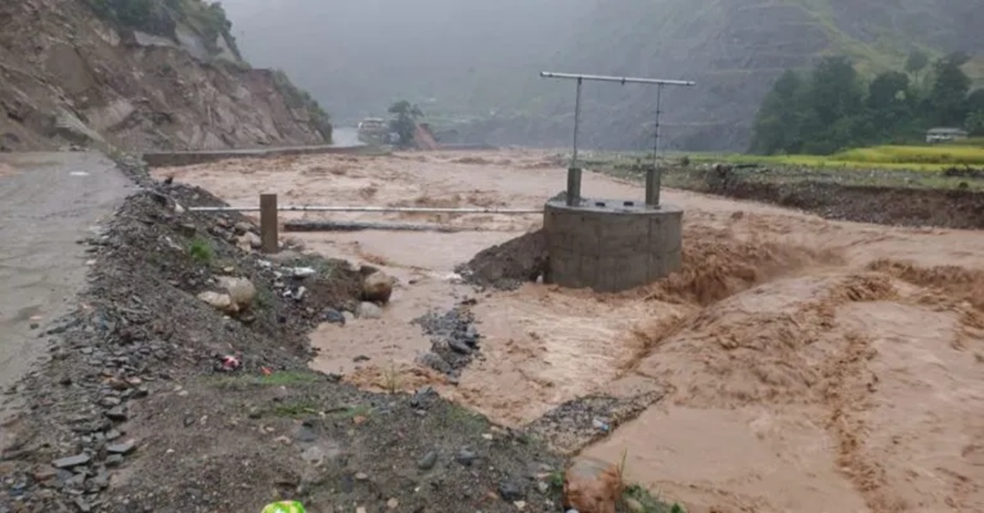 गाउँपालिका र प्रहरी कार्यालयसमेत बग्यो