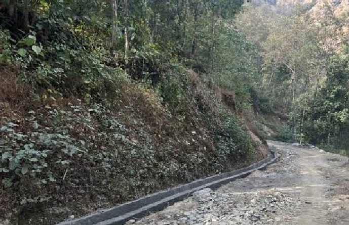 वर्षायाममा सहज बन्न सकेन बेँसीसहर–चामे सडक