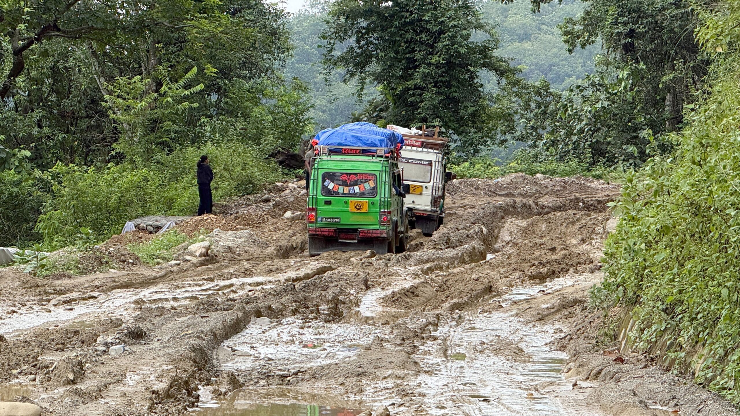 पहिरो र बाढीले विभिन्न राजमार्ग अवरुद्ध, यात्रामा सतर्कता अपनाउन आग्रह