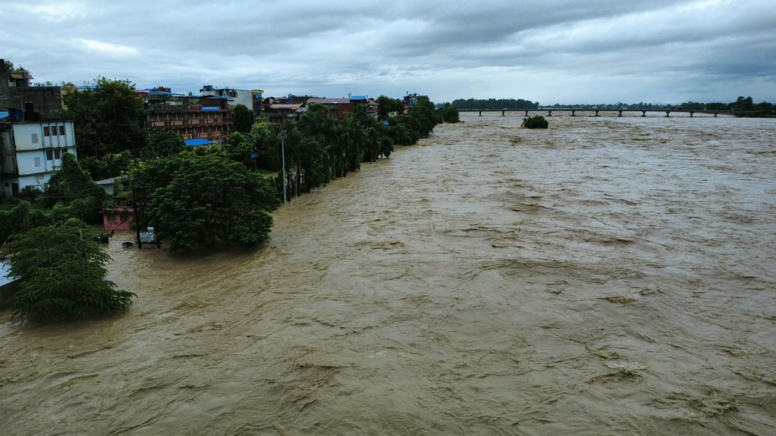 तिनाउको बाढीले बेथरीका ६० घर डुबानमा