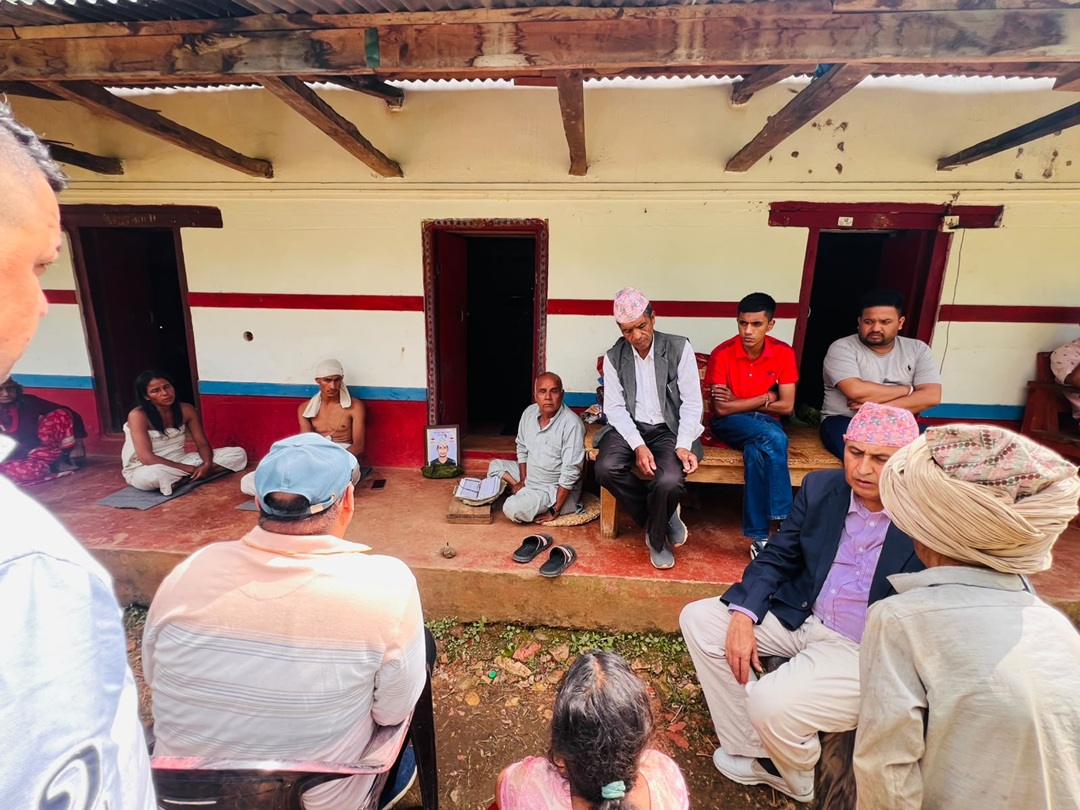 हिमपहिरोमा बेपत्ता खड्गबहादुरको ‘कुशको शव’ बनाएर अन्त्येष्टि, खतिवडाले परिवारमा पुगेर दिए समवेदना
