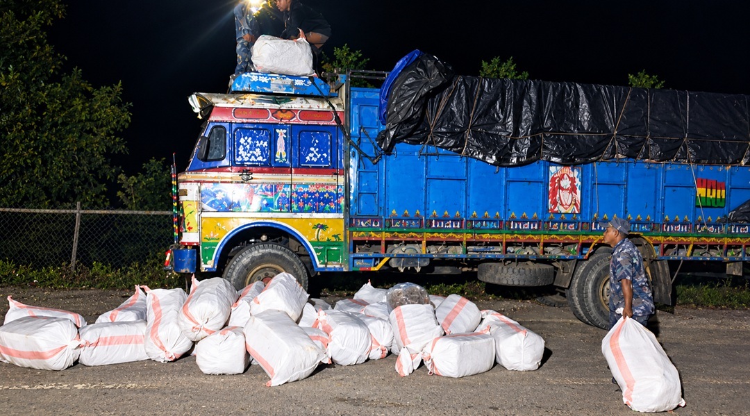 ट्रक रोक्न खोज्दा चालक फरार, एक टनभन्दा बढी गाँजा बरामद