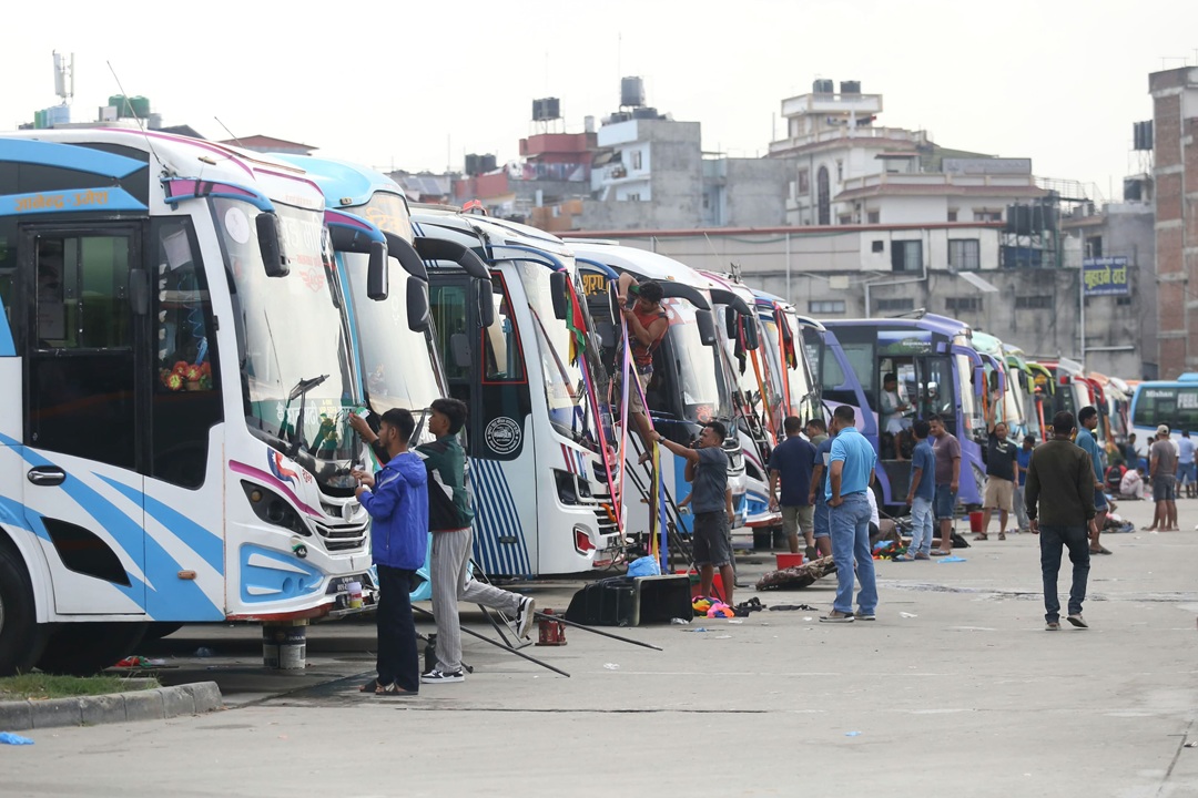 बसपार्कमा विश्वकर्मा पूजा [तस्वीरहरू]