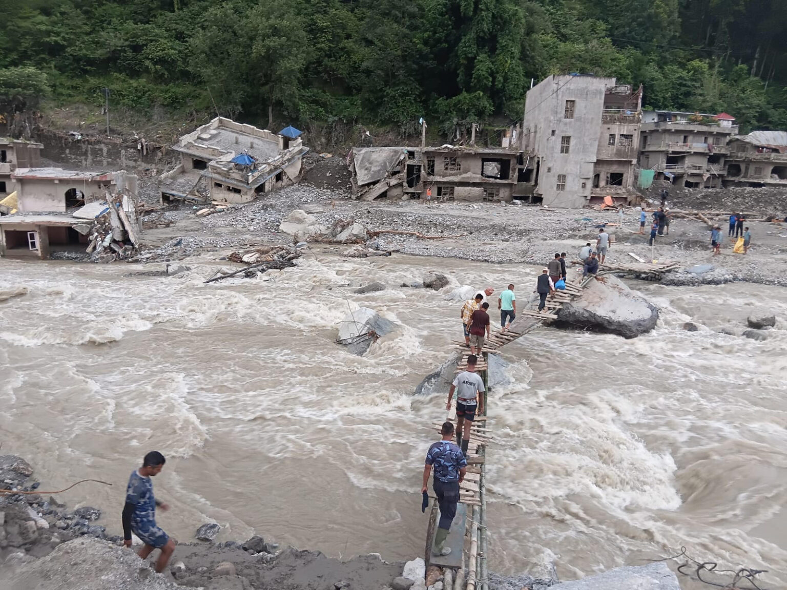 फलाखु खोलामा फड्के तथा स्याफ्रुबेँसीस्थित भोटेकोशी नदीमाथि तुइन निर्माण