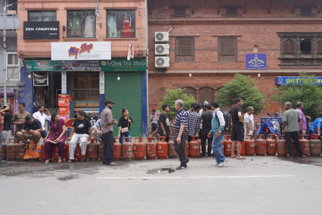 कृष्णभीर पहिरोको प्रभाव: चुलिँदै ग्यास अभाव, लाइनमा उपभोक्ता