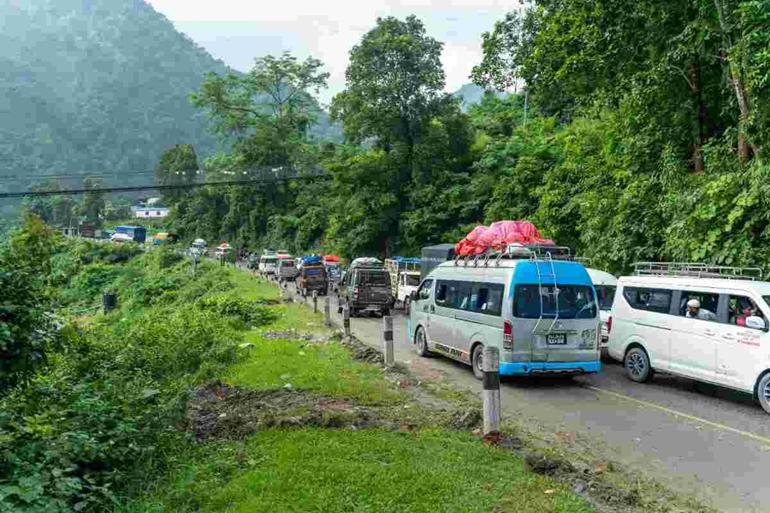 कृष्णभीरको पहिरोले हेटौँडा-काठमाडौँ सडकमा सवारीको चाप (तस्वीर)